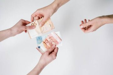 Hände, die Geld tauschen