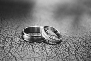 Zwei Eheringe, übereinander liegend