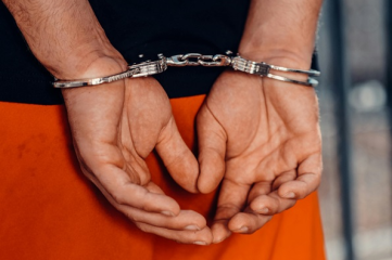 Hände mit Handschellen