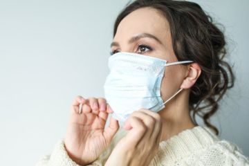 Frau mit blauer Mundschutzmaske