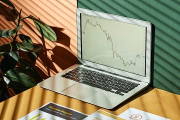 Laptop mit Darstellung von Börsencharts