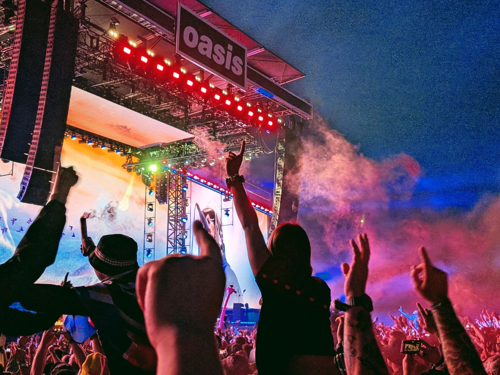 Oasis-Konzert mit Blick auf die Bühne