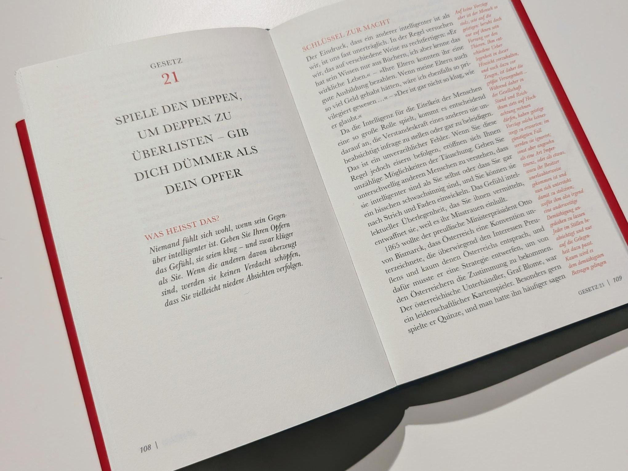 Aufgeschlagenes Buch "Power"